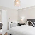Stunning 2 Bedroom In Fantastic Location *