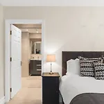 Stunning 2 Bedroom In Fantastic Location شقة *