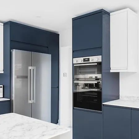 Stunning 2 Bedroom In Fantastic Location شقة *