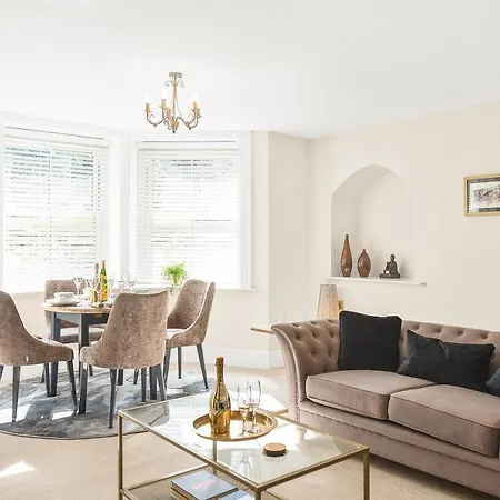 Stunning 2 Bedroom In Fantastic Location Apartament