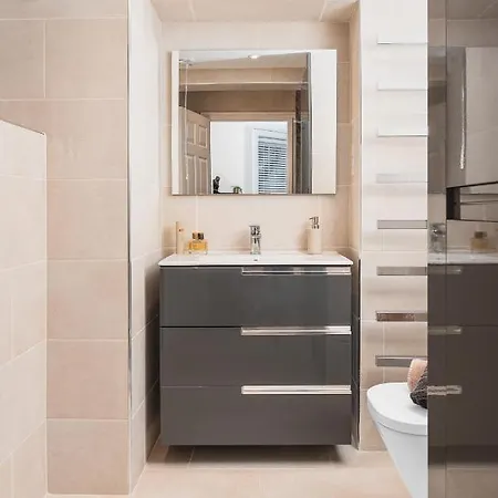 Stunning 2 Bedroom In Fantastic Location شقة *