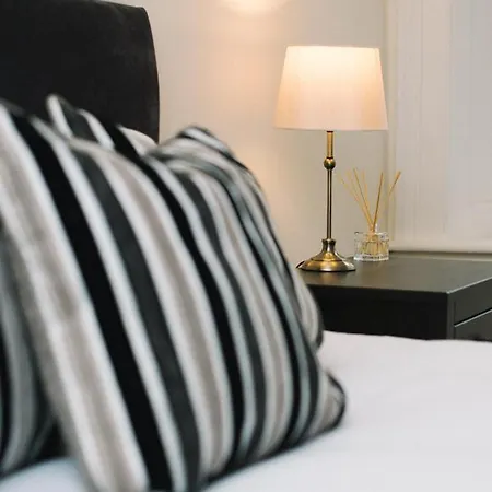 Stunning 2 Bedroom In Fantastic Location شقة *