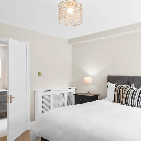 Stunning 2 Bedroom In Fantastic Location *