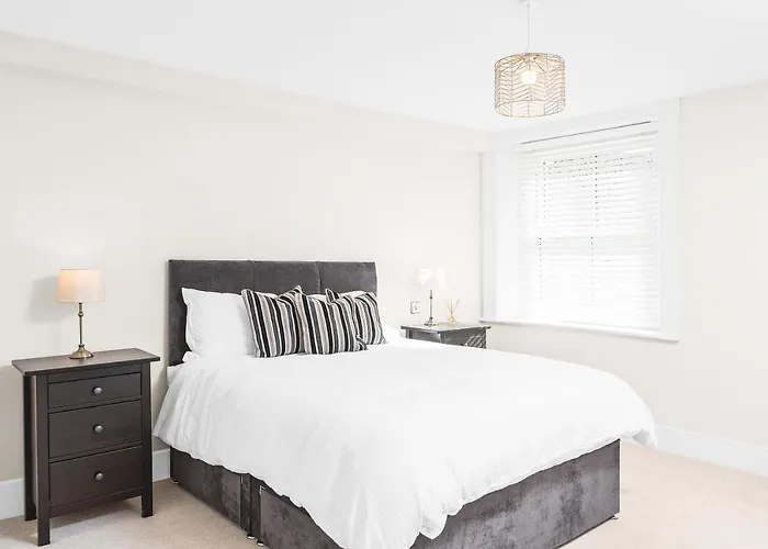 Stunning 2 Bedroom In Fantastic Location Apartment *