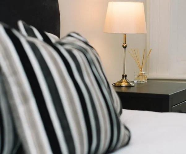 Stunning 2 Bedroom In Fantastic Location Apartment *